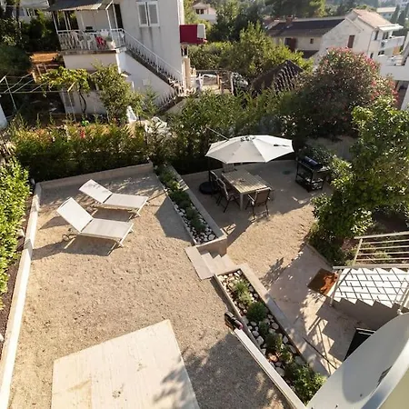 Summer House Nadini Dvori Sutivan